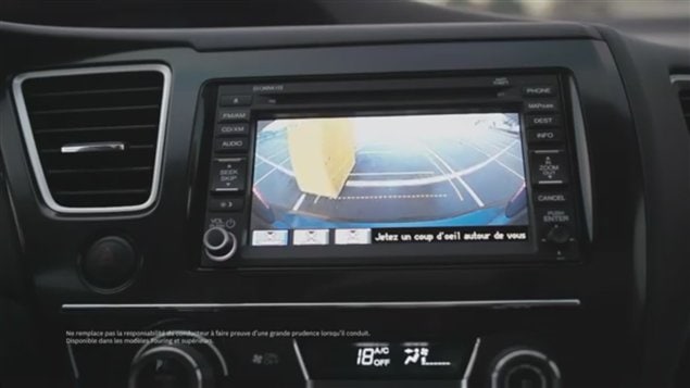 La Honda Civic 2013 está equipada de una cámara de asistencia para retroceder. 