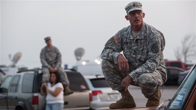 Un sergent de l'armée américaine attend des nouvelles des victimes de la fusillade de Fort Hood, au Texas, le 3 avril 2014. Photo : Tamir Kalifa