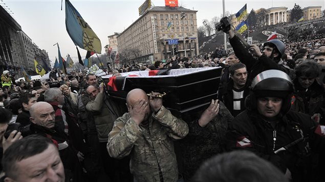 Entierro de una de las víctimas de Maidan en Kiev.