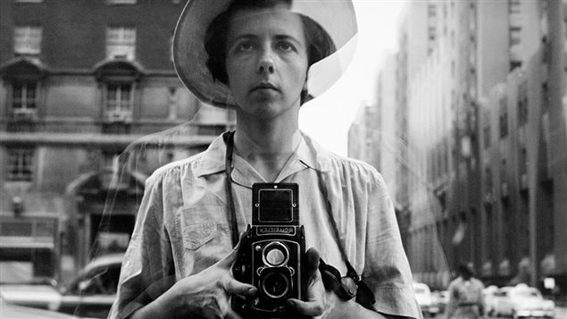 Détail d'un autoportrait non daté de Vivian Maier Détail d'un autoportrait non daté de Vivian Maier