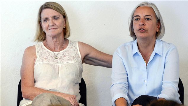 المصورة الصحافية الألمانية  أنيا نيدرينغهاوس (إلى اليمين) والصحافية الكندية كايثي غانون خلال زيارة لهما إلى سويسرا في آب (أغسطس) الفائت