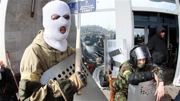 Un militant pro-russe occupe le siège du parlement régional à Donetsk, en Ukraine.