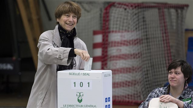 La co-porte-parole de Québec solidaire, Françoise David, dépose son bulletin de vote dans l’urne, dans sa circonscription de Gouin.