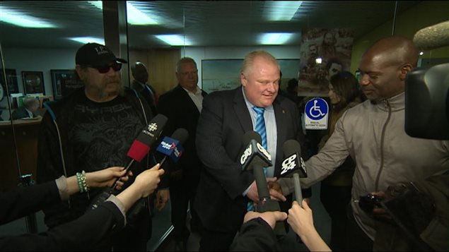 Rob Ford présente Ben Johnson comme membre de son équipe de campagne.