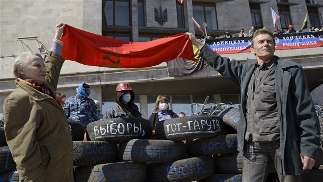 Des manifestants prorusses à Donetsk, dans l'est de l'Ukraine.