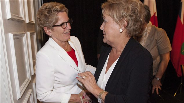 La première ministre ontarienne Kathleen Wynne et la chef péquiste Pauline Marois lors d'une rencontre du Conseil de la fédération en 2013.