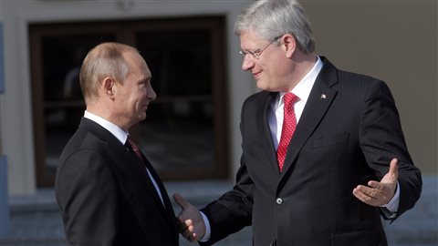 Vladimir Poutine (gauche) et Stephen Harper (droite) lors du sommet du G-20, le 5 septembre 2013 avant le grand froid entre les deux pays.