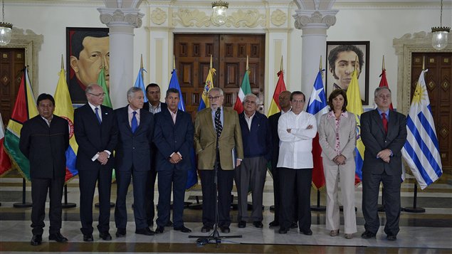 Guillermo Aveledo (centro) lider de la oposición en Venezuela con los cancilleres de UNASUR en Caracas, Venezuela.