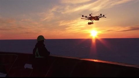 À bord du Nunavik cette année, de l'équipement dernier cri pour suivre le mouvement des glaces depuis l'espace. Et par temps nuageux, on peut aussi mettre a contribution des drones qui comme des éclaireurs partent au-devant du navire pour repérer le meilleur tracé en travers des eaux glacées.