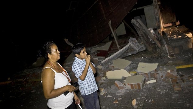 Una mujer y su hijo contemplan la amplitud del desastre dejado por el temblor en Nagarote, Nicaragua. 