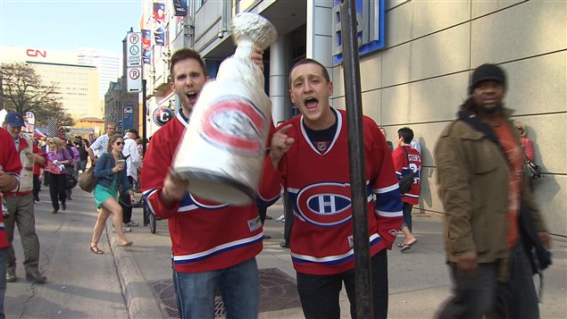 Des partisans du Canadien devant le Centre Bell à Montréal.