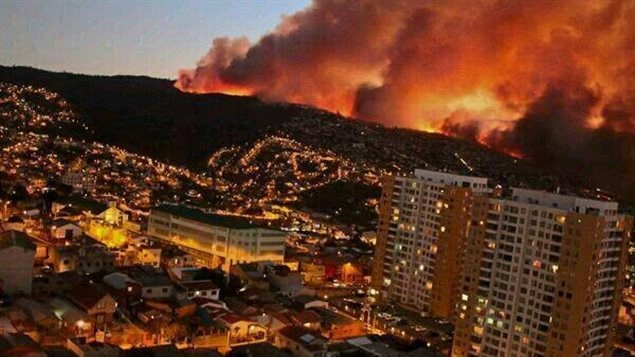 Un gigantesco incendio forestal devastó una parte de Valparaíso.