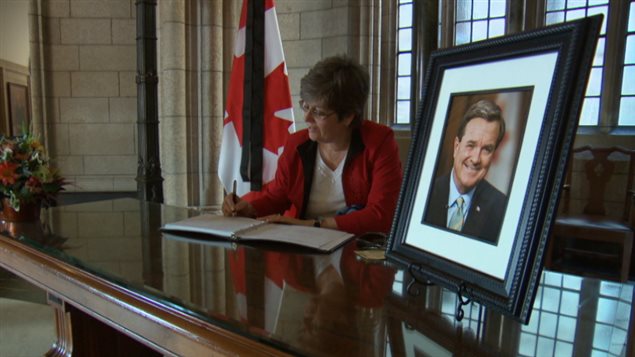 توقيع كتاب التعزية بوفاة وزير المال الكندي جيم فلاهرتي