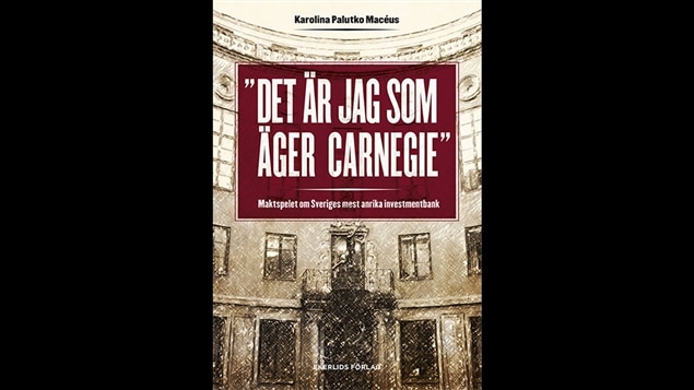 Couverture de la version originale de <i>Posséder la magie : le jeu de puissance de la plus prestigieuse banque d’investissement de la Suède</i>, de Karolina Palutko Macéus, publié aux éditions Ekerlids Förlag. Couverture de la version originale de <i>Posséder la magie : le jeu de puissance de la plus prestigieuse banque d’investissement de la Suède</i>, de Karolina Palutko Macéus, publié aux éditions Ekerlids Förlag.