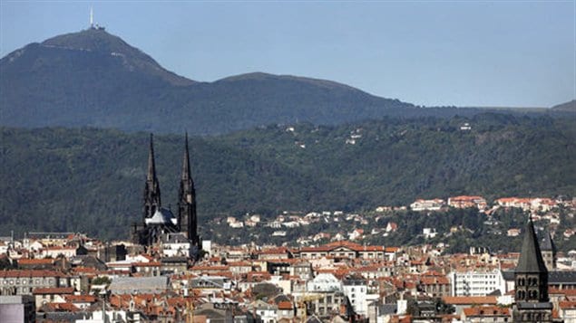 Vue panoramique de Clermont-Ferrand avec en arrière plan, le Puy de Dôme qui veille sur la ville.  Clermont-Ferrand est une ville du centre de la France, préfecture du département du Puy-de-Dôme et chef-lieu de la région d'Auvergne.  Elle est la 23e commune de France avec 140 000 habitants.
