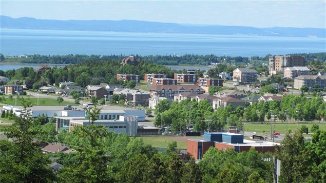 Rivière-du-Loup est une ville du Québec au Canada de 20 000 habitants située sur la rive sud du fleuve Saint-Laurent à 200 km au nord-est de la ville de Québec.