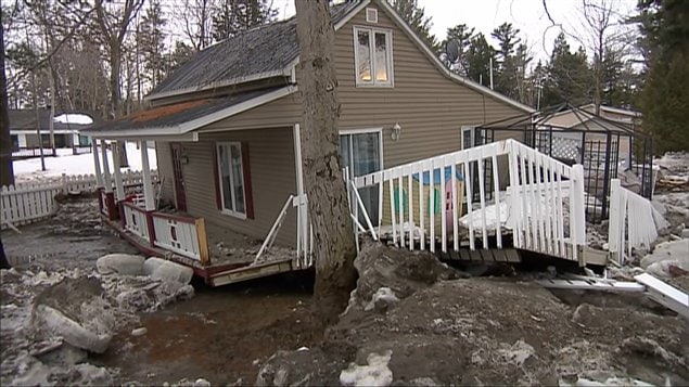 أضرار في أحد المنازل تسبّب بها فيضان نهر "بوس" في مقاطعة كيبيك