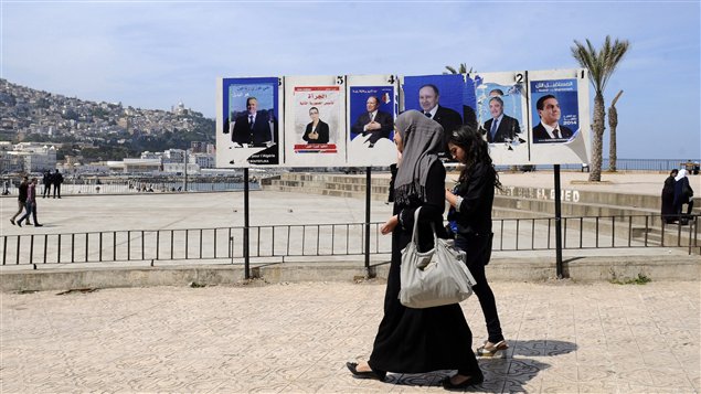 متنزهون وصور مرشحين رئاسيين في الجزائر العاصمة في 14 نيسان (ابريل) الجاري