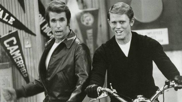 Henry Winkler, à gauche (Fonzie) et Ron Howard (Richie) dans une scène de la série Happy Days, diffusée entre le 15 janvier 1974 et le 24 septembre 1984 sur le réseau ABC.