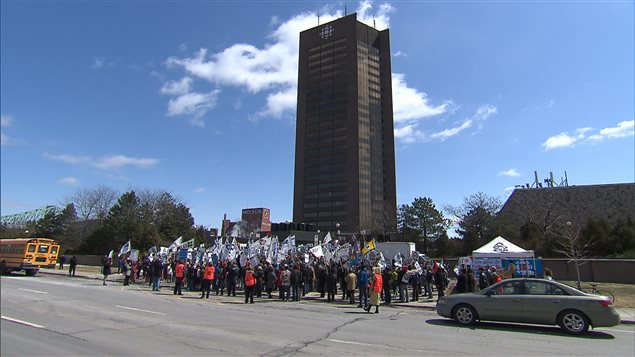 موظفو راديو كندا يتظاهرون أمام مبنى الإذاعة