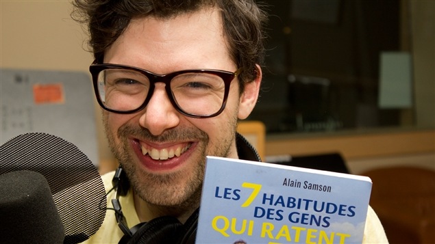 L'auteur et chroniqueur Simon Boulerice avec le livre d'Alain Samson. L'auteur et chroniqueur Simon Boulerice avec le livre d'Alain Samson.