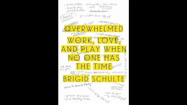 La couverture d'<i>Overwhelmed : work, love and play when no one has the time</i>, de Brigid Schulte, publié aux éditions Harper Collins. La couverture d'<i>Overwhelmed : work, love and play when no one has the time</i>, de Brigid Schulte, publié aux éditions Harper Collins.