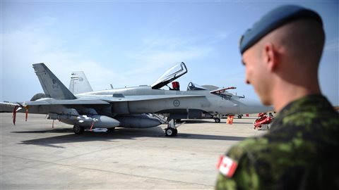 Un soldat regarde un CF-18