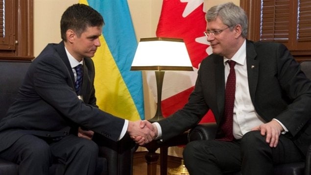 加拿大总理哈珀与乌克兰驻加拿大大使握手。
