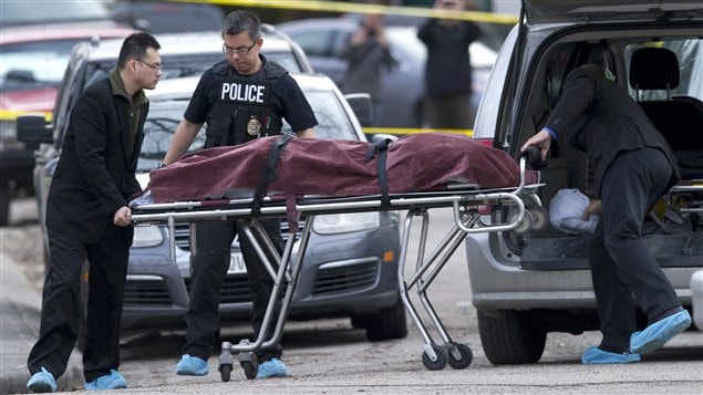 On retire le corps d'un des cinq étudiants tués près de l'Université de Calgary tôt mardi matin. On retrouve aujourd'hui la présence d'une arme blanche dans plus de la moitié des gestes meurtriers posés par les jeunes Canadiens de moins de 25 ans.