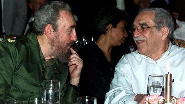 غابرييل غارثيا ماركيز (إلى اليمين) مع صديقه الزعيم الكوبي فيديل كاسترو في المهرجان الدولي للسيجار الكوبي في هافانا في 3 آذار (مارس) 2000
