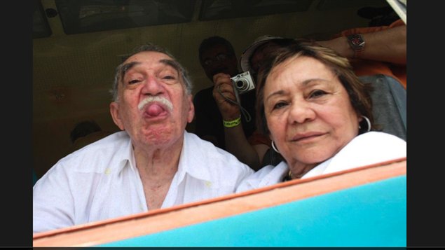 García Márquez, quien era conocido cariñosamente como Gabo en toda América Latina, saca la lengua a la llegada de un tren a Aracataca, su pueblo natal en el noreste de Colombia, en 2007. Era su primer viaje en 25 años. (William Fernando Martinez / AP)