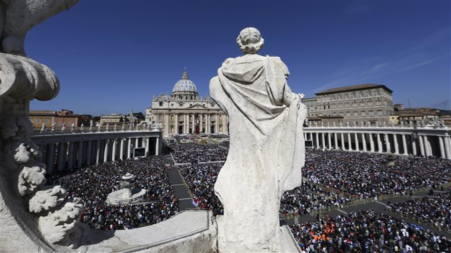 Des centaines de milliers de fidèles sont réunis, place Saint-Pierre, pour la traditionnelle messe de Pâques au Vatican.
