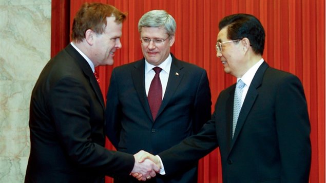 2012年，加拿大总理哈珀与外交部长贝尔德，与中国当时的国家主席胡锦涛会面。