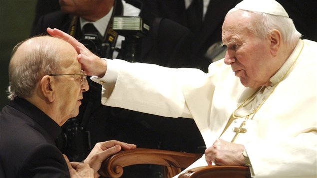 El papa Juan Pablo II, bendice al padre Marcial Maciel, fundador de los Legionarios de Cristo, el 30 de noviembre de 2004.