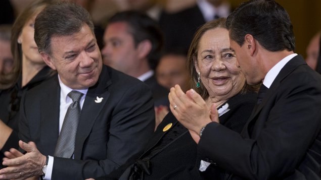 Juan Manuel Santos y Enrique Peña Nieto se sentaron a ambos lados de Mercedes Barcha, viuda de García Márquez.
