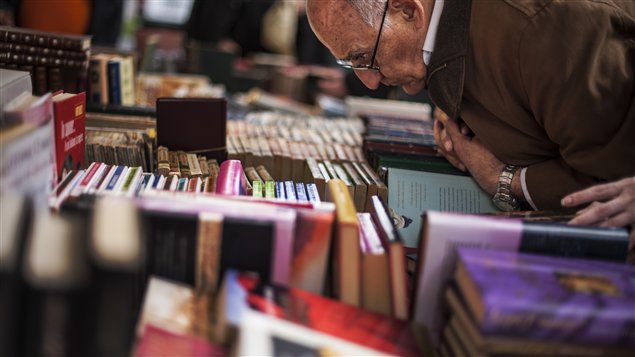 مواطن في معرض الكتاب في مدينة بامبلونا في اسبانيا التي يندرج يوم الكتاب في تقاليدها 