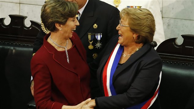 La presidenta del Senado, Isabel Allende y la presidenta de Chile, Michelle Bachelet, el día de la juramentación para su segundo mandato.
