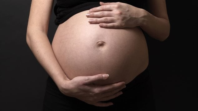 Le ventre d'une femme enceinte