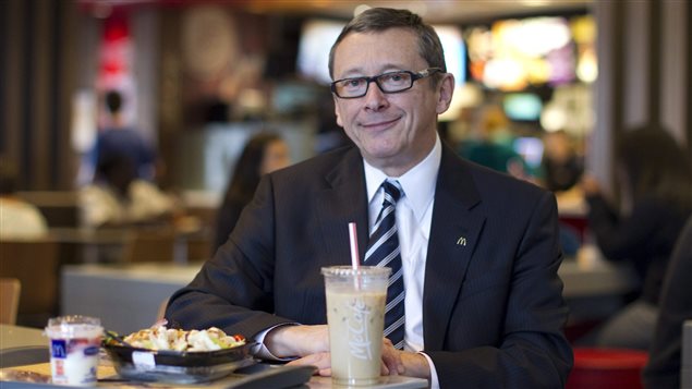 John Betts, président et chef de la direction des Restaurants McDonald du Canada Ltée, dans une des franchises de Toronto, en septembre 2011.