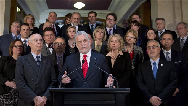 Philippe Couillard entouré de ses ministres
