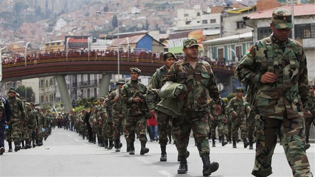 Suboficiales y sargentos del ejército, la armada y la aviación boliviana en su tercera manifestación el 24 de abril 2013 en La Paz.