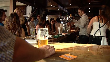 Un comptoir de bar