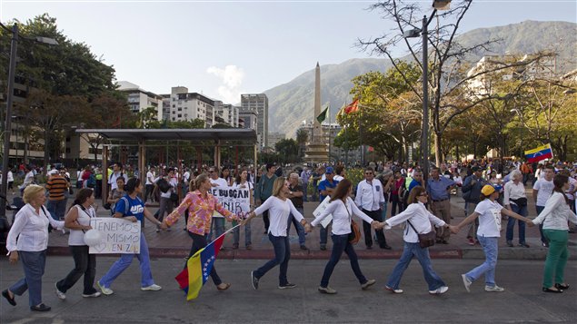 Manifestación anti-gubernamental en la Plaza Altamira de Caracas, Venezuela. 