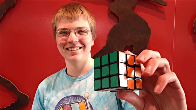 Antoine Cantin, 16 ans, champion de résolution à une main du cube Rubik.