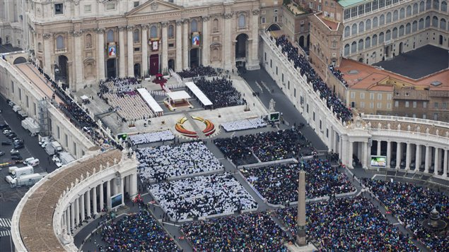Plaza San Pedro este domingo durante la misa de los 4 papas.