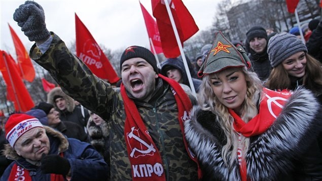 Des partisans du Parti communiste manifestent à Moscou.  
