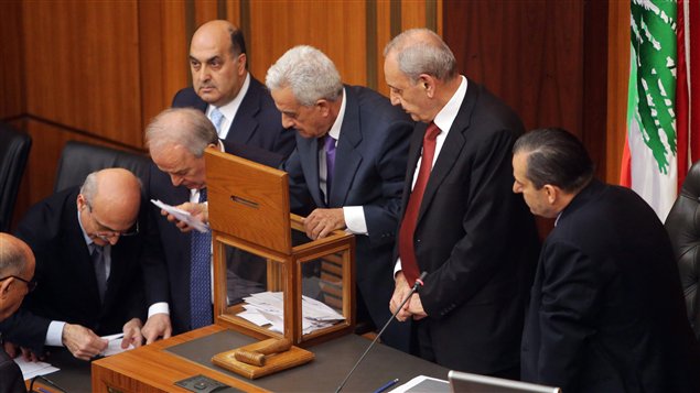 رئيس مجلس النواب اللبناني نبيه بري (الثاني من اليمين) يشرف يوم الأربعاء الفائت في مبنى البرلمان اللبناني في بيروت على فرز أصوات النواب في نهاية الجولة الأولى من الانتخابات الرئاسية