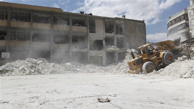  Imagen de la escuela Ain Jalout, en Alepo, Siria, que fue atacada en las últimas horas. La oposición aseguró que la aviación siria bombardeó el centro educativo. Se habla de unas 18 a 25 víctimas mortales. 