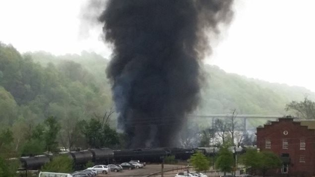 La foto muestra algunos de los vagones incendiados y una espesa columna de humo, generados por el descarrilamiento del tren. 