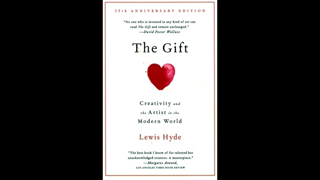 La couverture de <i>The gift : creativity and the artist in the modern world</i>, de Lewis Hyde, publié aux éditions Vintage. La couverture de <i>The gift : creativity and the artist in the modern world</i>, de Lewis Hyde, publié aux éditions Vintage.